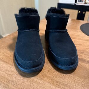 Black UGG Melrose Twinface Booties, Women’s US 9.5 – Barely Used